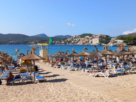 Sonnenschirme am Strand in Paguera