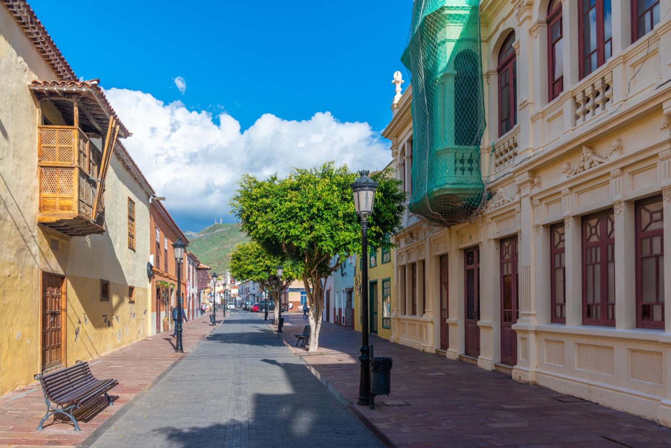 La Gomera - Häuser in der Altstadt in San Sebastian Historische Fassaden mit Holzbalkonen in der Altstadt von San Sebastian