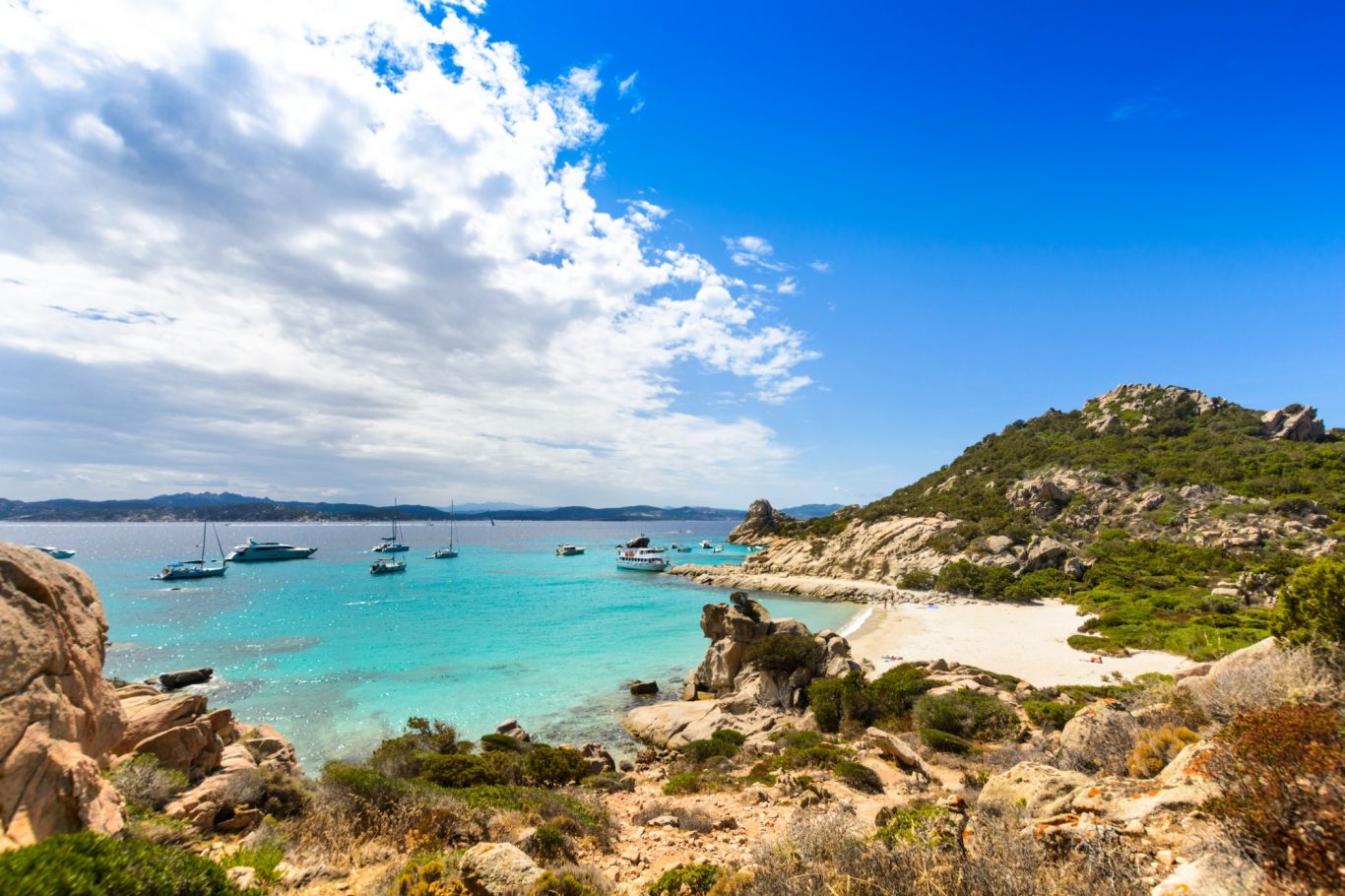Sardinien - Sandstrand Insel Spargi auf La Maddalena Blick auf Strand mit Segelbooten auf der Insel Spargi
