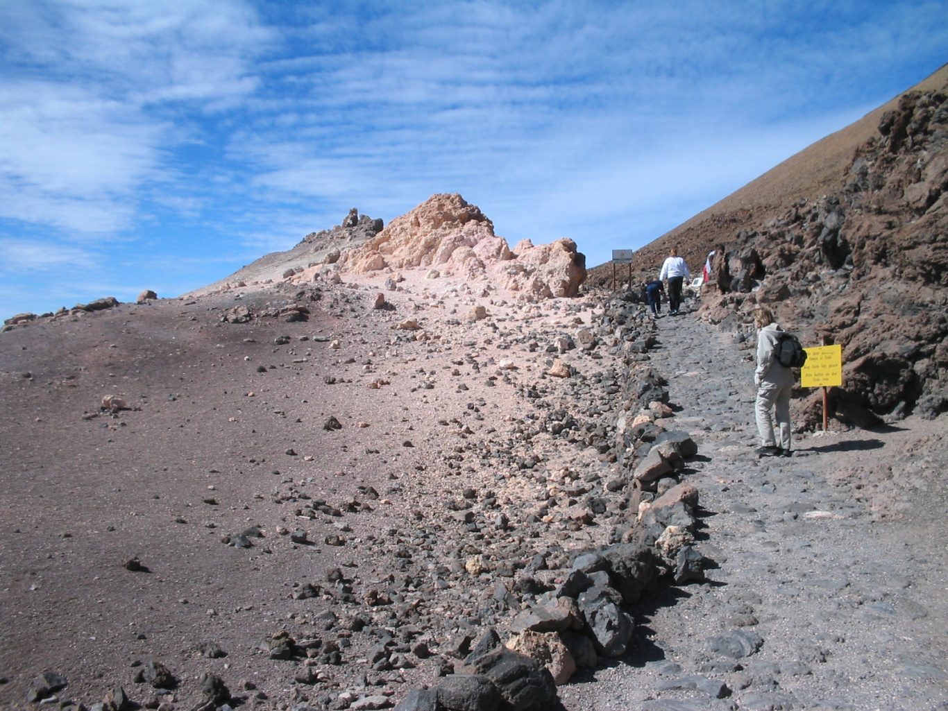 Teneriffa - auf dem Weg zur Gipfelstation am Teide Bergweg mit Urlaubern zur Gipfelstation der Teide Seilbahn