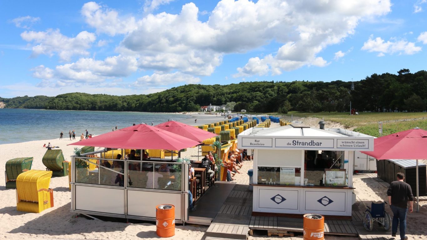Strand in Binz mit Strandbar für Urlaub auf Rügen Strandkörbe am Strandbar in Binz auf Rügen