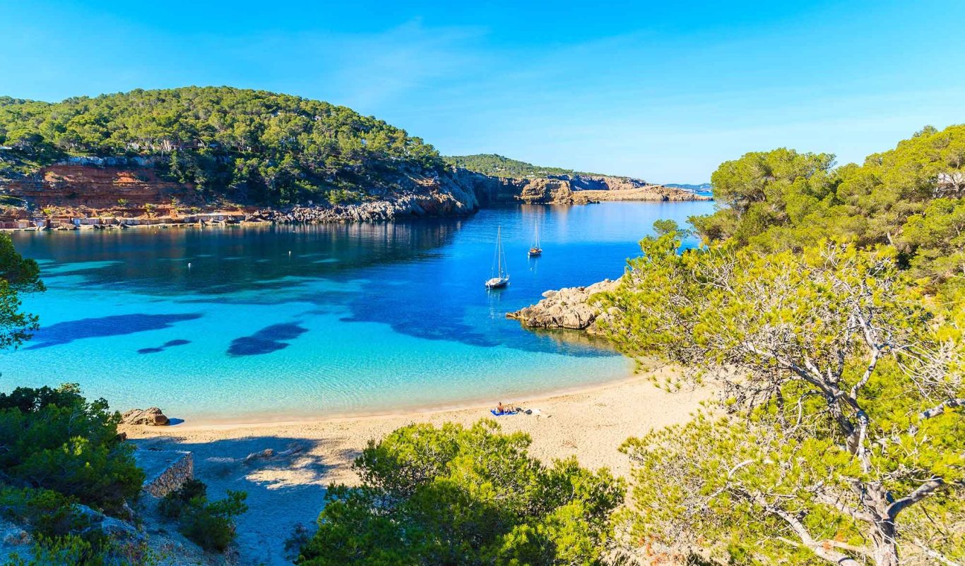 Bucht Cala Salada mit türkisblauem Wasser auf Ibiza