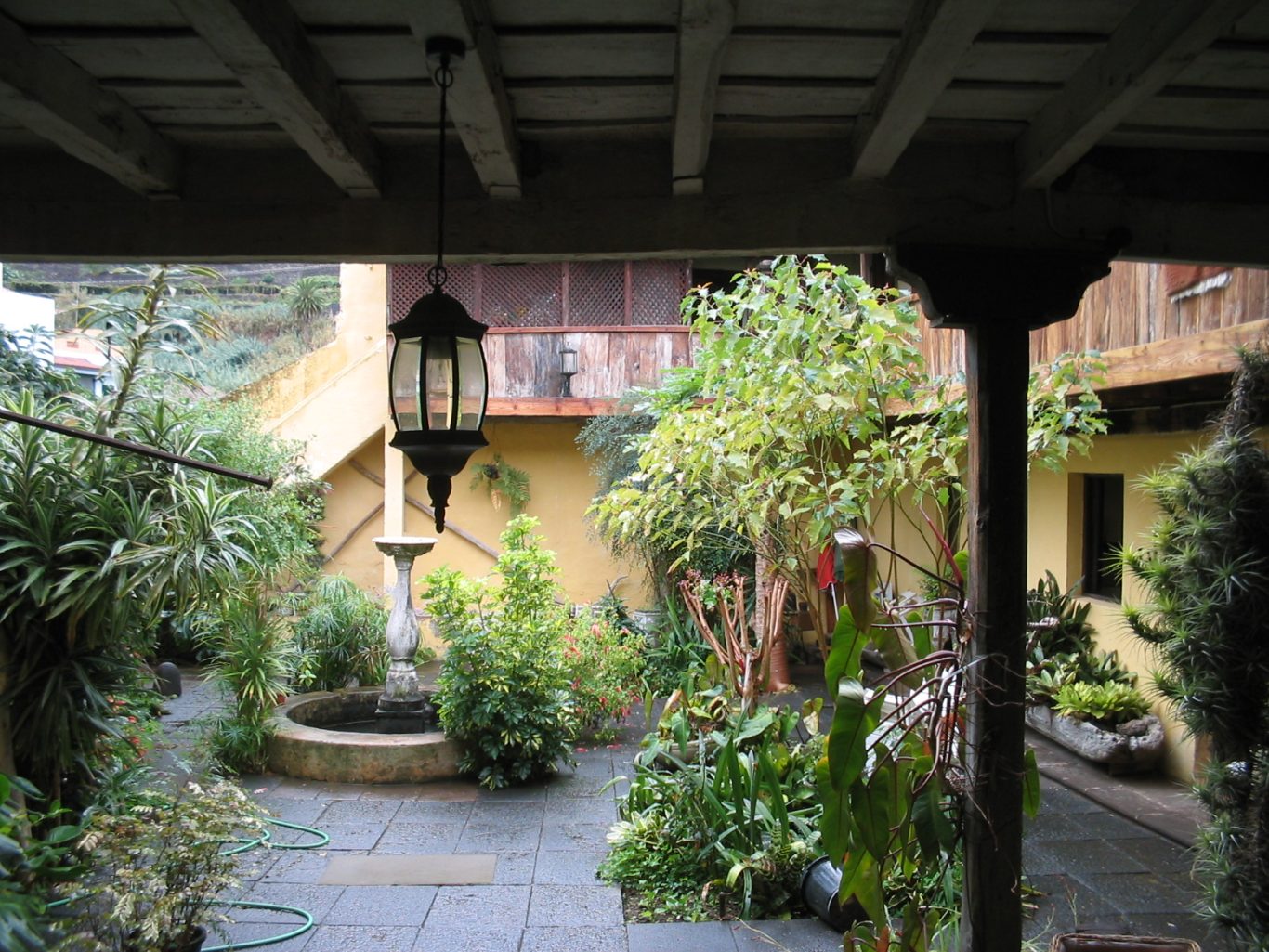 Teneriffa - Innenhof in Icod de los Vinos Kanarische Holzbalkone und tropische Pflanzen in einem Innenhof