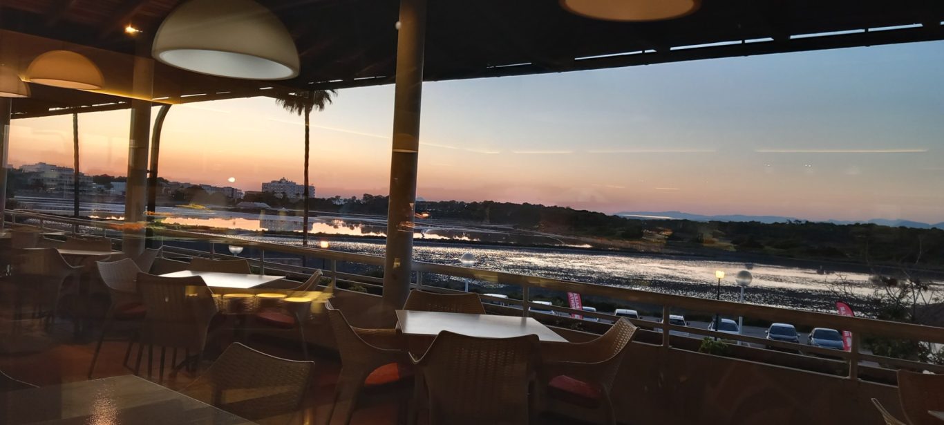 Aussicht auf die Saline in der Abendsonne Terrassenblick auf eine Salinenlandschaft