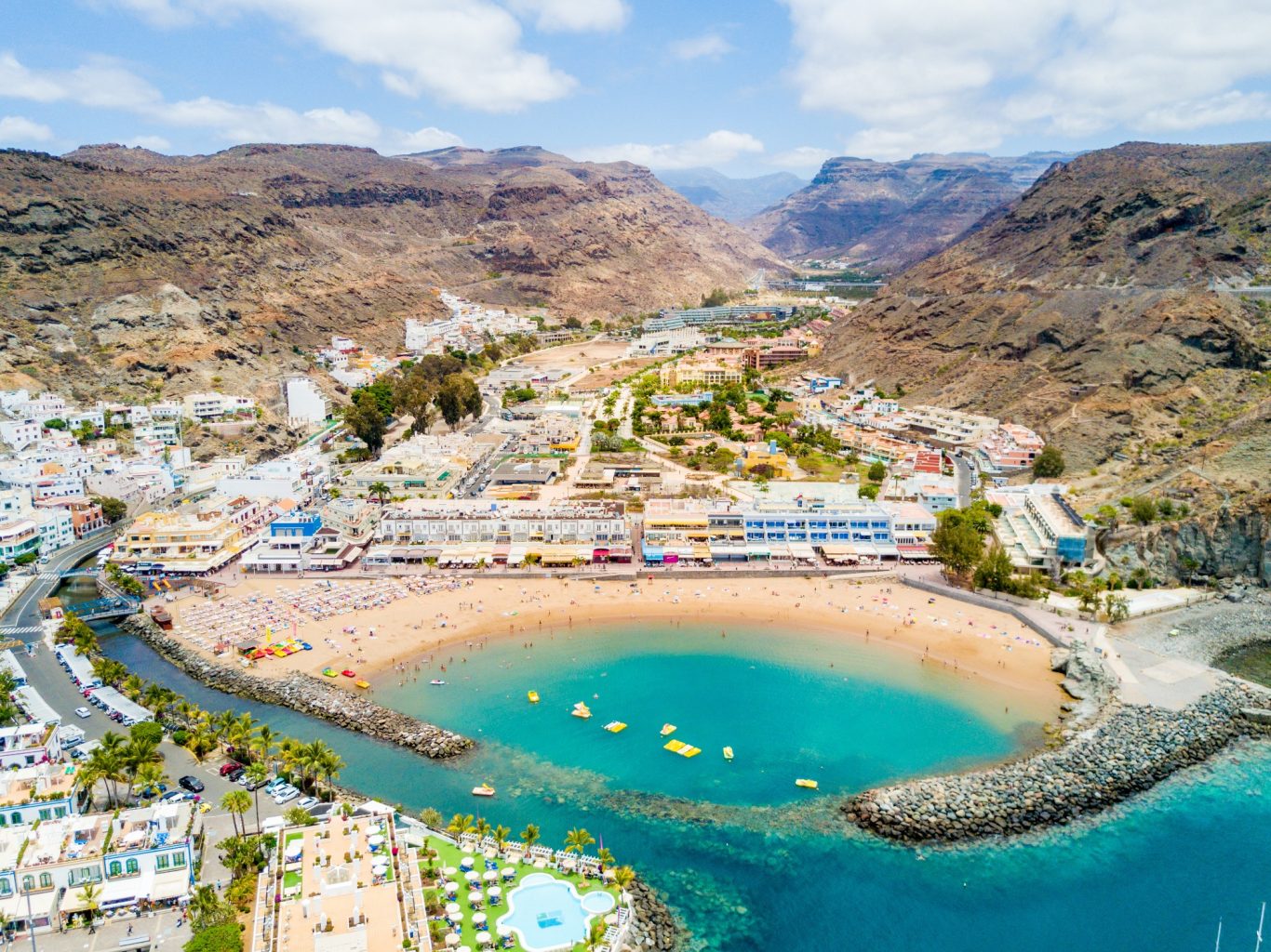 Gran Canaria - Puerto de Mogan Hafenbecken aus der Luft mit Hotels und Bergen in Puerto de Mogan