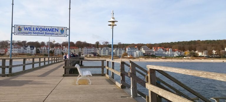 Blick über die Seebrücke Bansin in den Ort