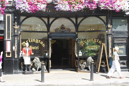 Eingang eines restaurants mit bunten Blumen in Dublin