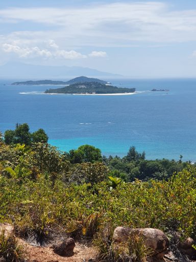 Blick von Praslin auf Inseln am Horizont