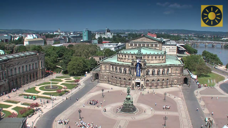 Eingang der Semperoper und Denkmal 