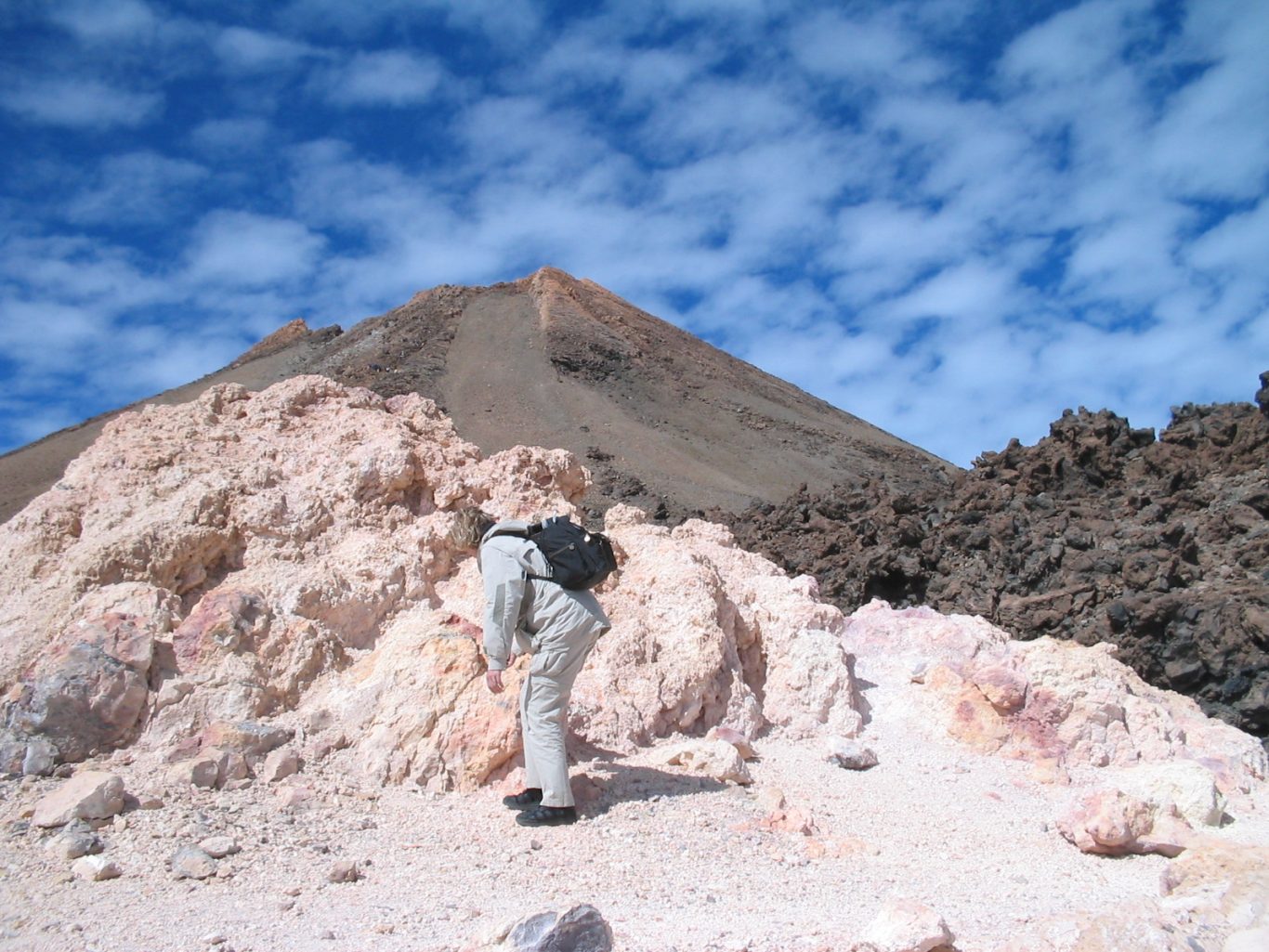 Teneriffa - am Vulkangipfel vom Teide Frau vor gelben Steinen und Vulkankegel des Teide
