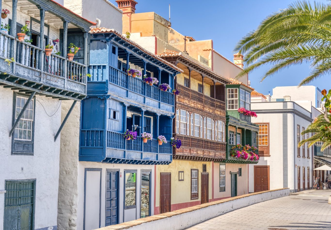 La Palma - bunte Balkonhäuser in Santa Cruz de la Palma Blick auf bunte Holzbalkone im kanarischen Stil auf La Palma