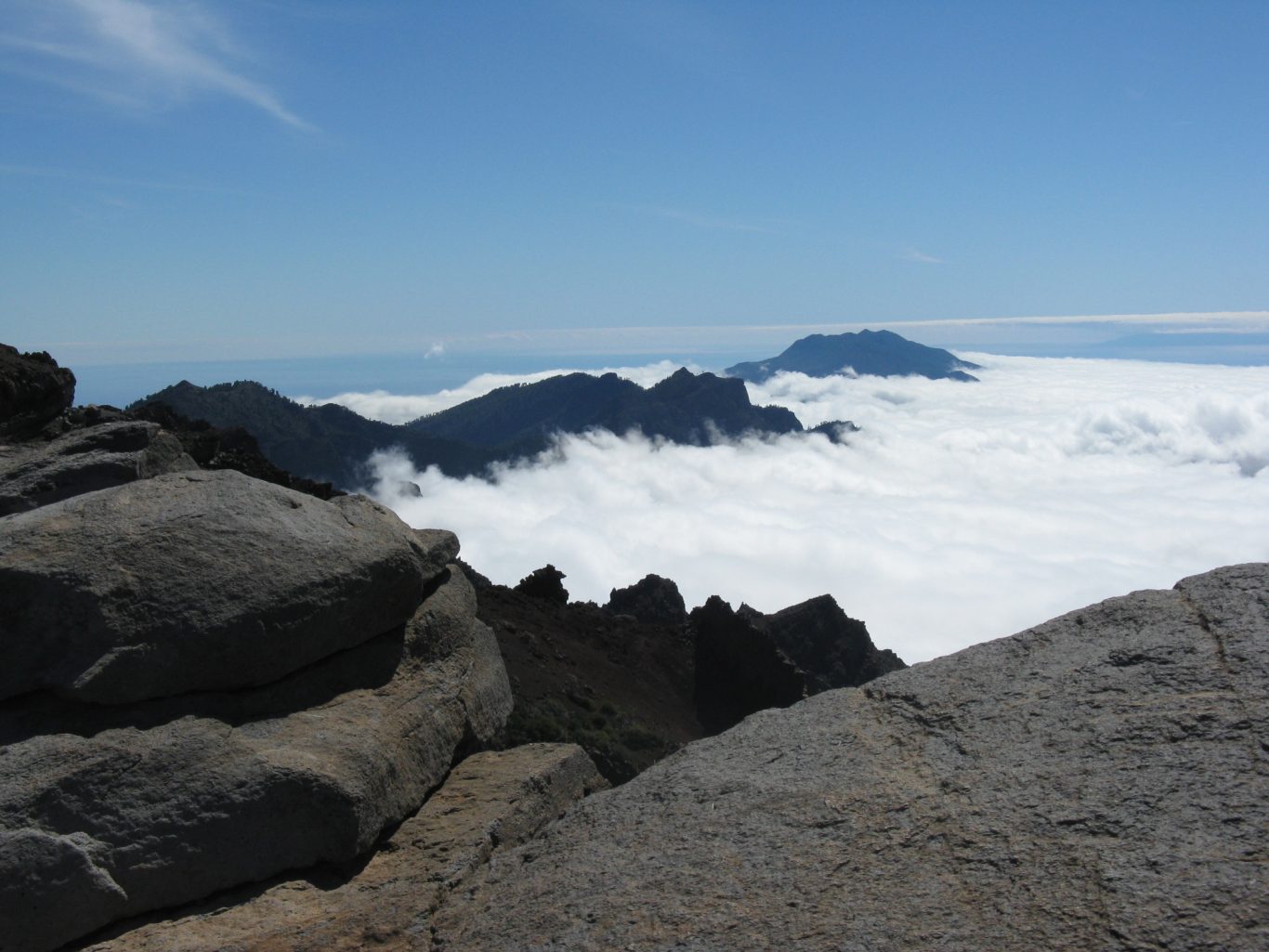 La Palma - Wolkenmeer im Senkkrater Landschaft am Senkkrater mit dicker Wolkenschicht