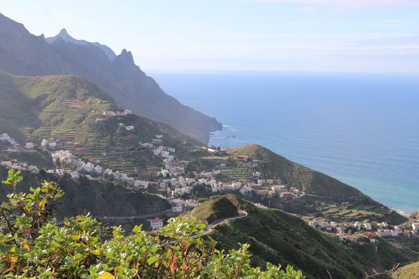 Teneriffa - Bergort Taganana im Anaga-Gebirge Blick von oben auf den Ort Taganana und Steilküste auf Teneriffa