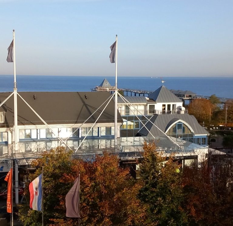 Blick über Hotel zur Seebrücke in Heringsdorf