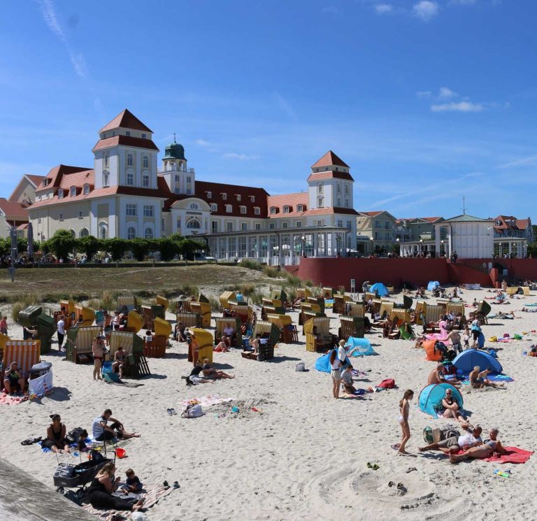 Urlauber am Strand vor dem Kurhaus in Binz