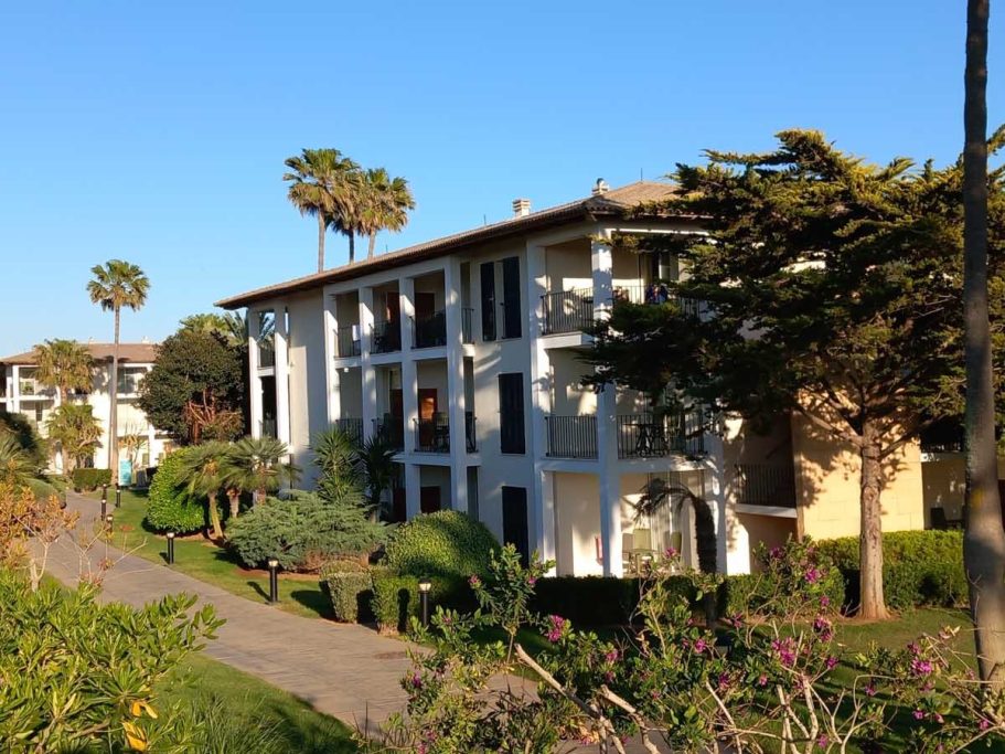 Hotelresort mit Palmen auf Mallorca