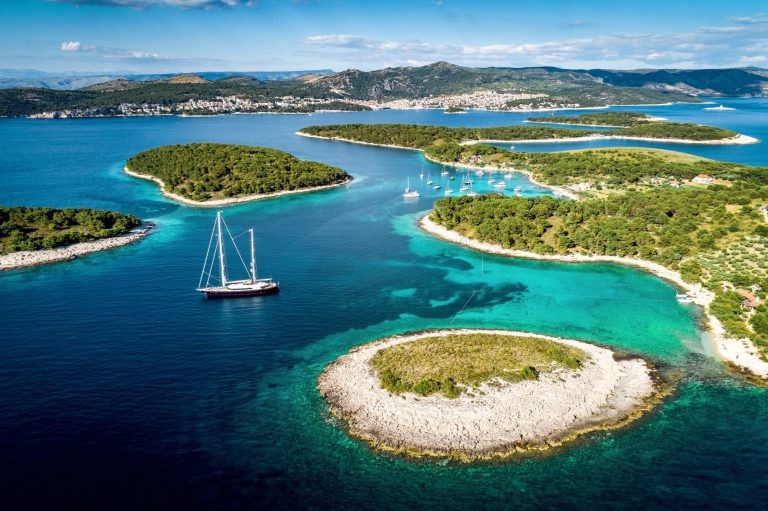 Segelschiff in Kroatien vor Inseln in der Adria