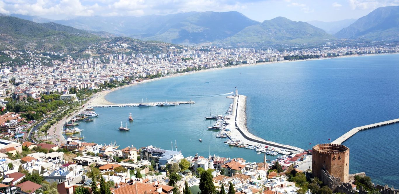 Blick auf Alanya Hafen und Küste