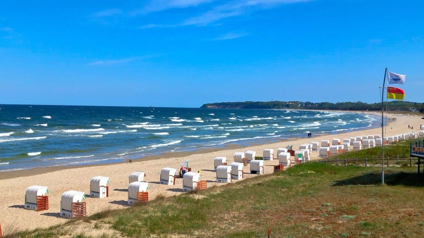 Strand in Sellin bis nach Göhren mit Strandkörben Strandkörbe am Strand in Göhren auf Rügen