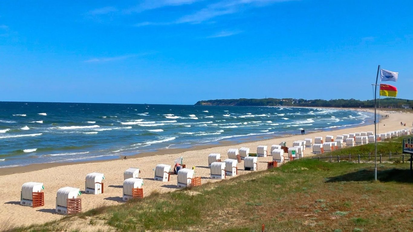 Strandkörbe am Sandstrand auf der Insel Rügen