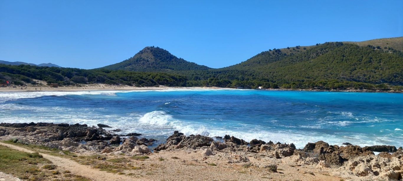 Traumbucht Cala Agulla in Cala Rajada Blick auf Wellen in der Cala Agulla