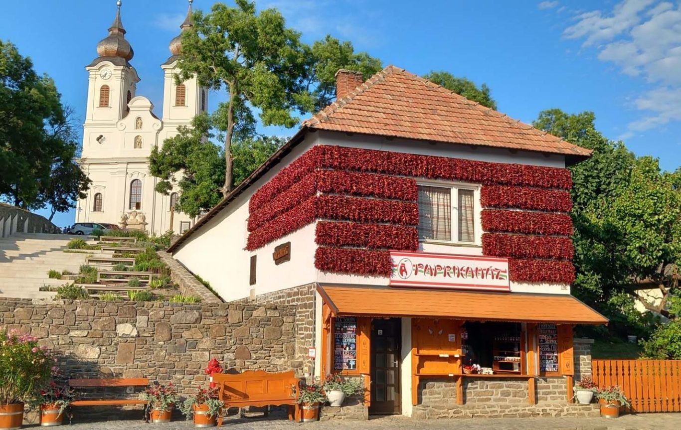Paprikahaus und Aufgang zur Abtei in Tihany Haus mit Paprikazöpfen und Treppe zur Abteikirche