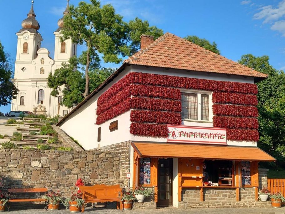 Abteikirche und Paprikahaus in Tihany