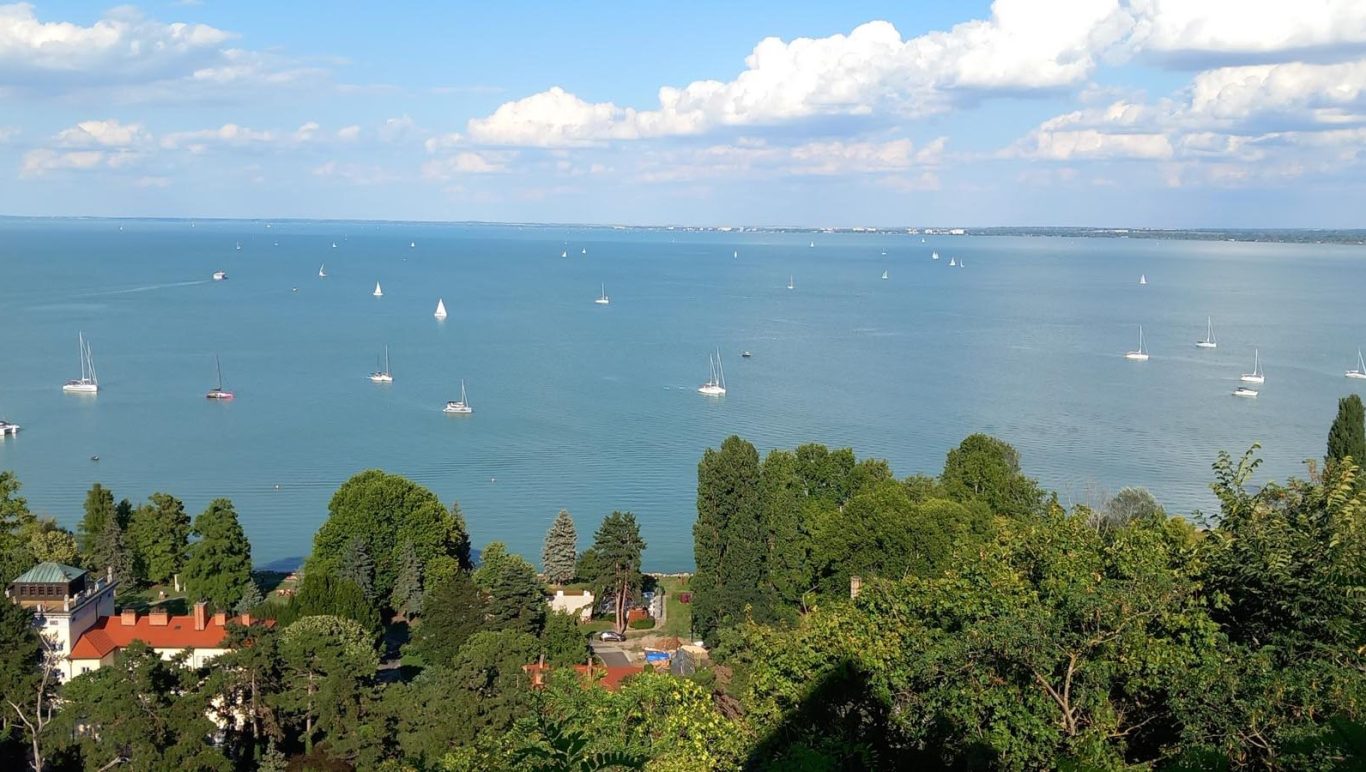 Aussicht auf den Balaton von Tihany nach Siofok Blauer Plattensee mit vielen Segelbooten