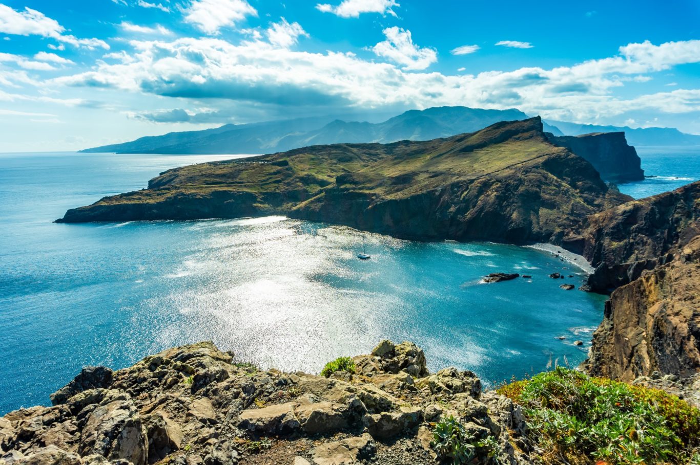 Madeira - Felsenküste Ponta de Sao Lourenco im Nordosten Bergblick auf Steilfelsen und große Bucht im Nordosten von Madeira