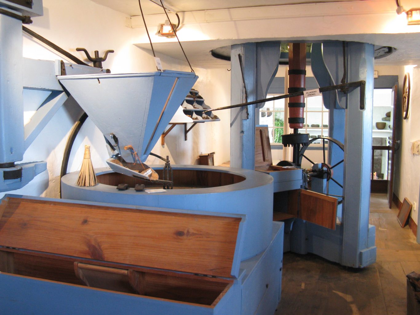 La Palma - Gofiomühle im Museum Blaue Gofiomühle mit Mehltrichter in einem Museumsraum