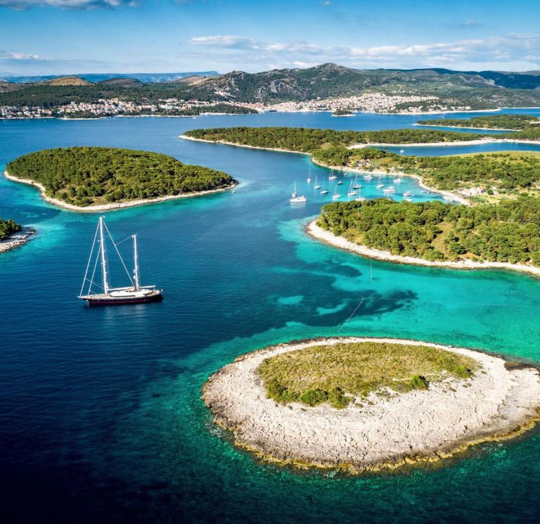 Inseln mit Segelboot in Kroatien
