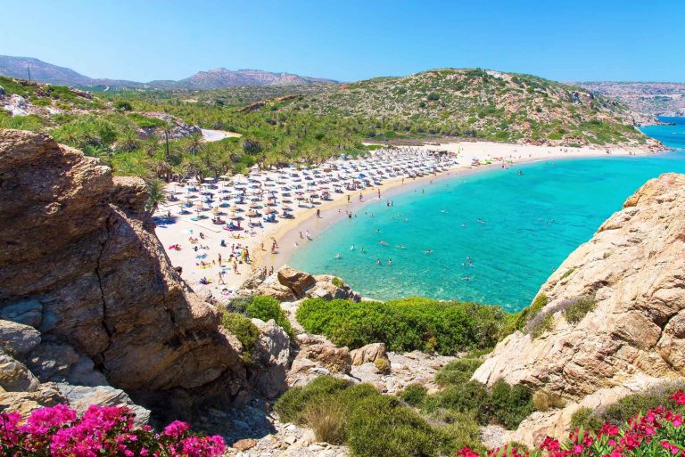 Türkisblaues Meer auf Kreta am Strand Vai