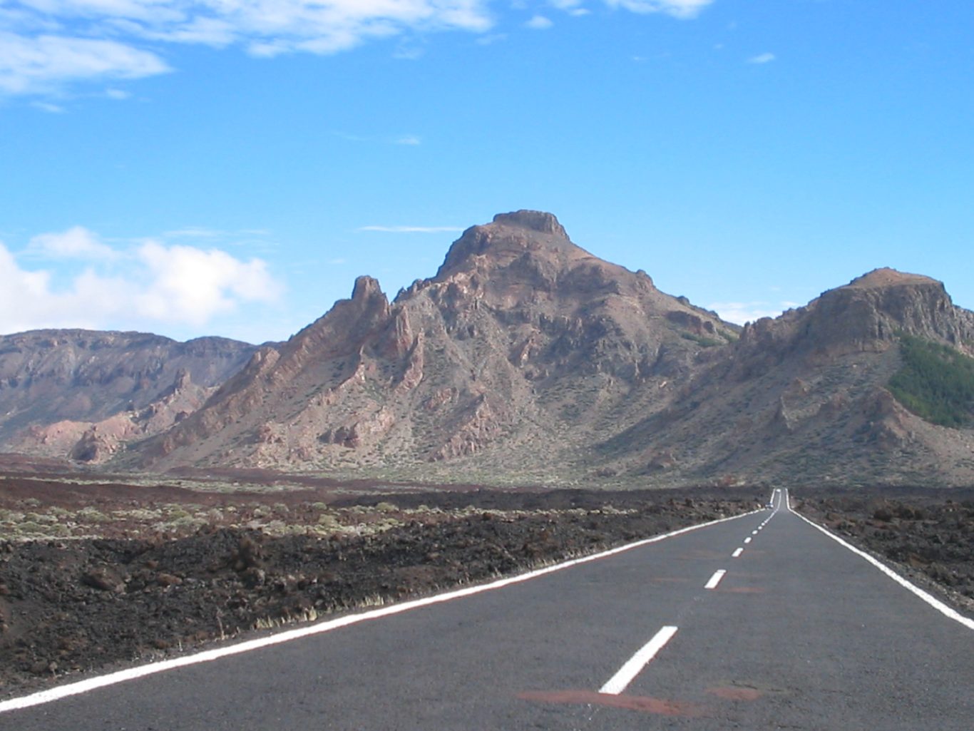 Teneriffa - Vulkanlandschaft in der Caldera Autostraße mit Blick auf Vulkanschlote und Lavafelder auf Teneriffa