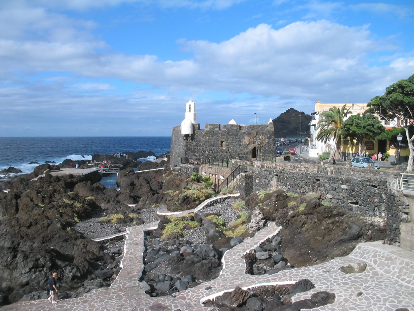 Teneriffa - Lavafelder in Garachico Schewarze Lavafelder und Kapelle mit weißem Turm in Garachico