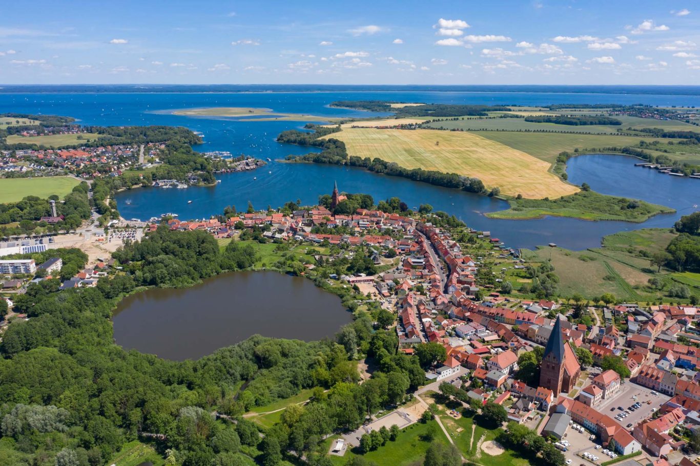 Kleinstadt Röbel an der Müritz Blick von oben auf Röbel mit Hafen