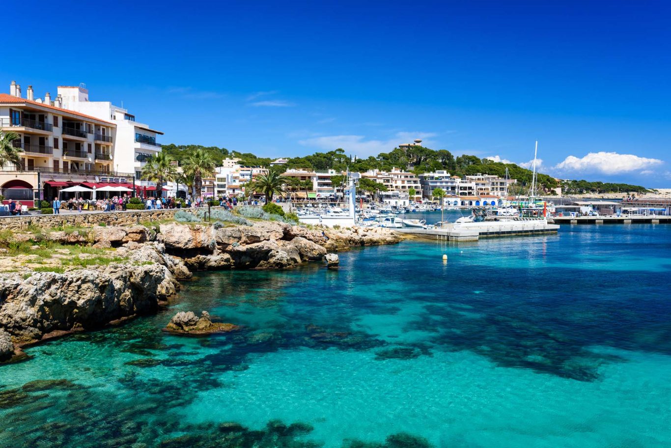 Promenade am Hafen in Cala Rajada Häuser an der Promenade von Cala Rajada