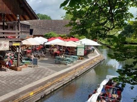 Spreewaldkahn vor dem Gasthof in Lehde