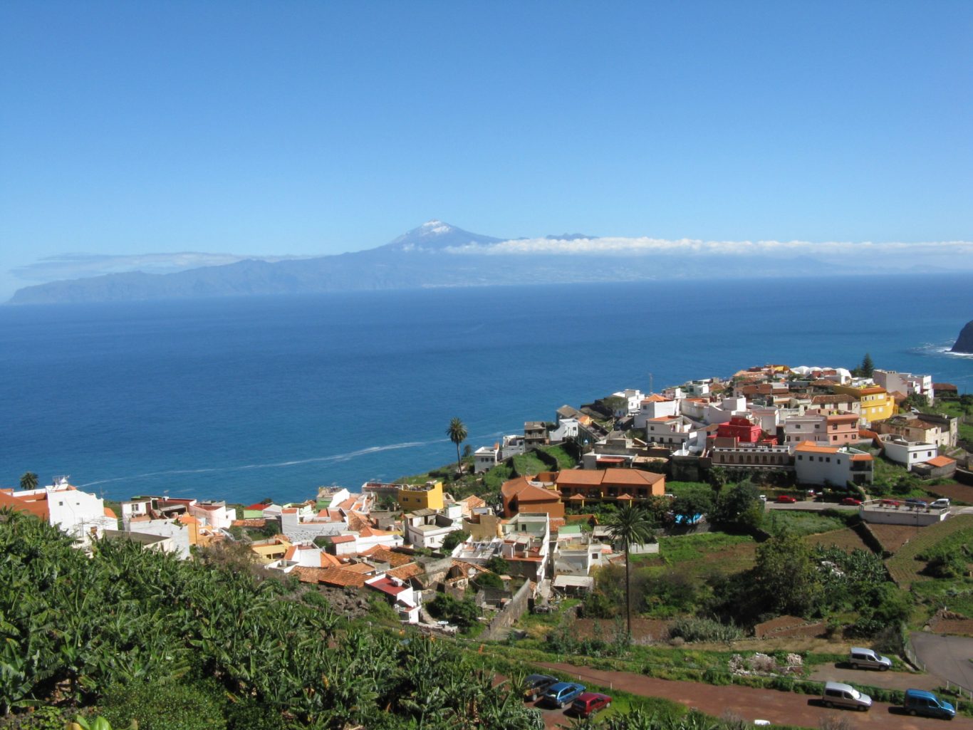 La Gomera - Aussicht auf Agulo mit Teide auf Teneriffa Blick über bunter Häuser über den Atlantik zum Gipfel des Teide auf Teneriffa