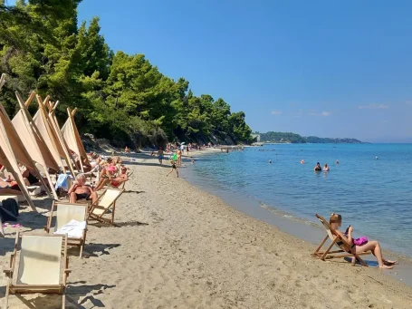 Sonnenzelte am Strand auf Kassandra