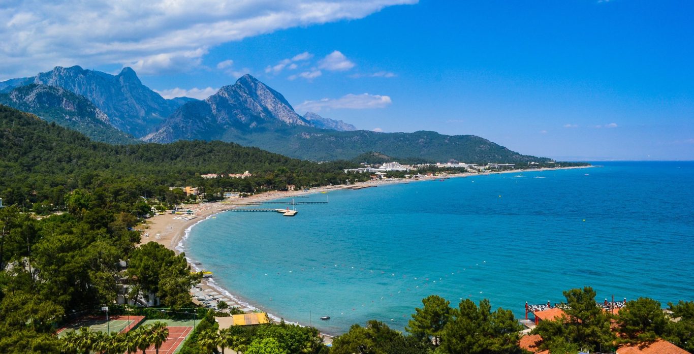 Luftbild vom Strand in Kemer mit Gebirge im Hintergrund