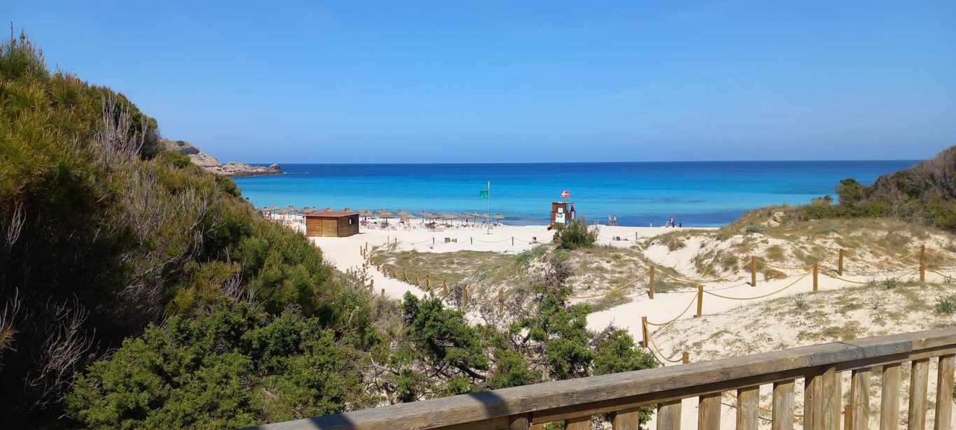 Strandzugang zur Cala Agulla Sandwege zum Badestrand Cala Agulla
