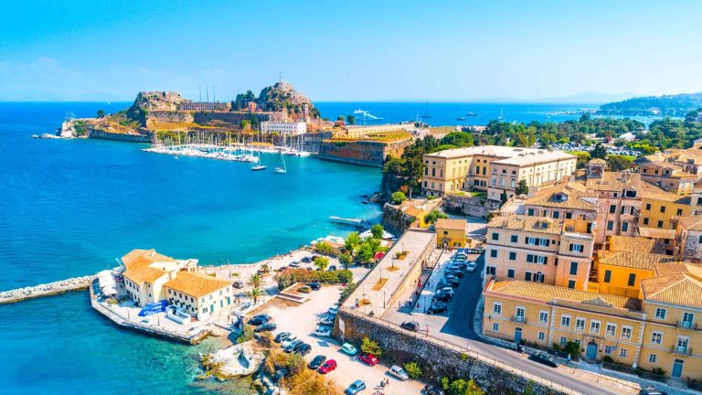 Hafen von Korfu Stadt mit Hafenpromenade