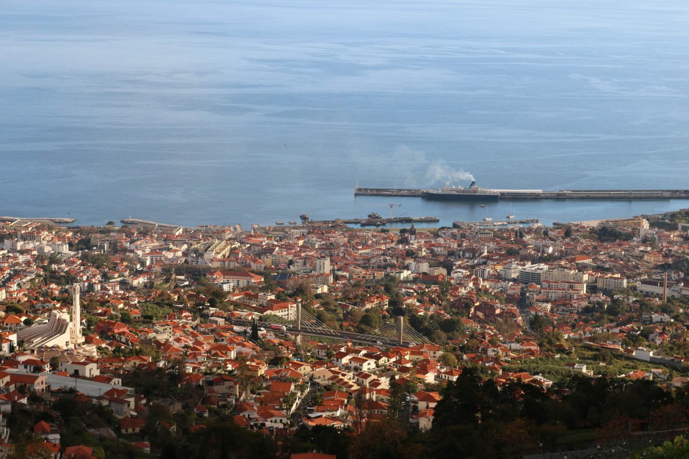 Madeira - Panorama von Funchal mit Hafen Aussicht vom Berg über das Häusermeer von Funchal