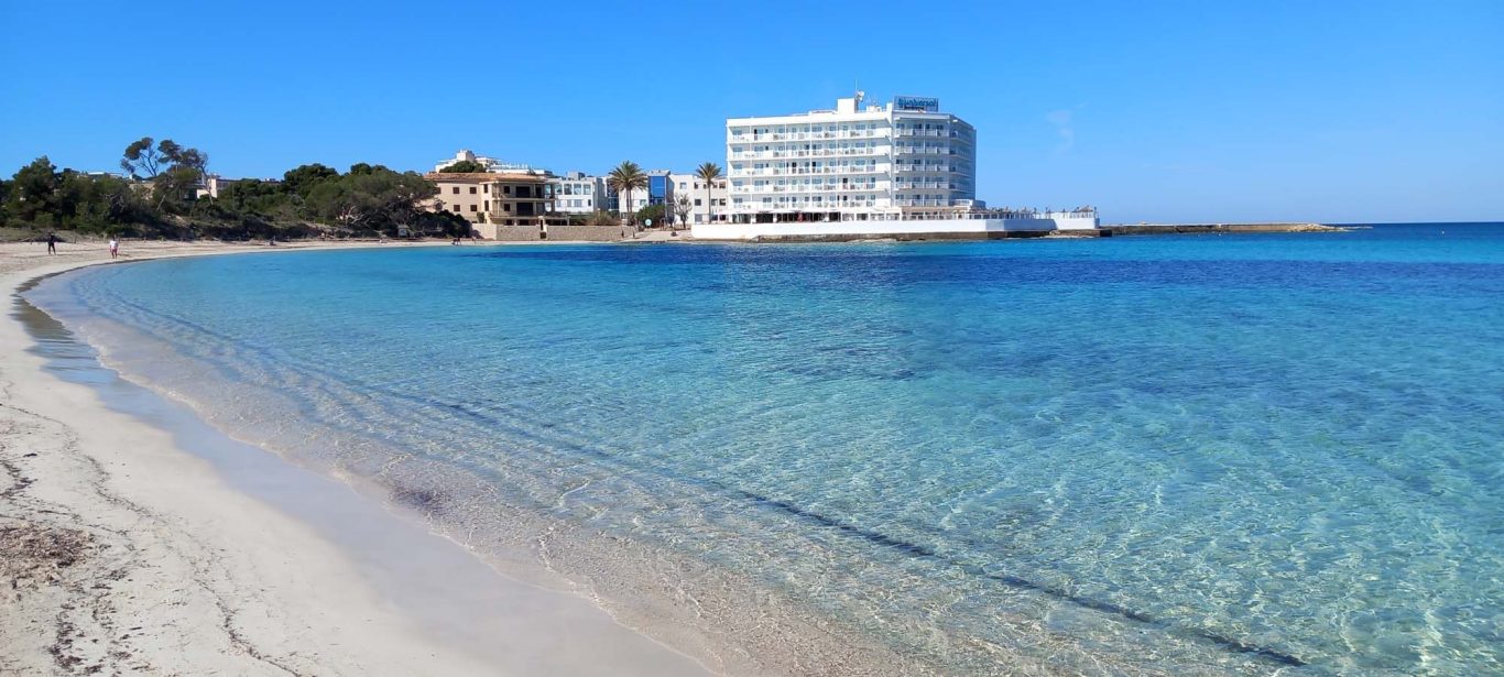 Strand mit blauem Meer in Colonia Sant Jordi