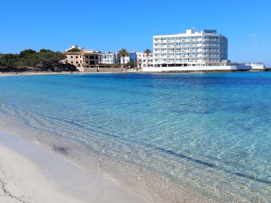 Strand mit Hotel im Hintergrund