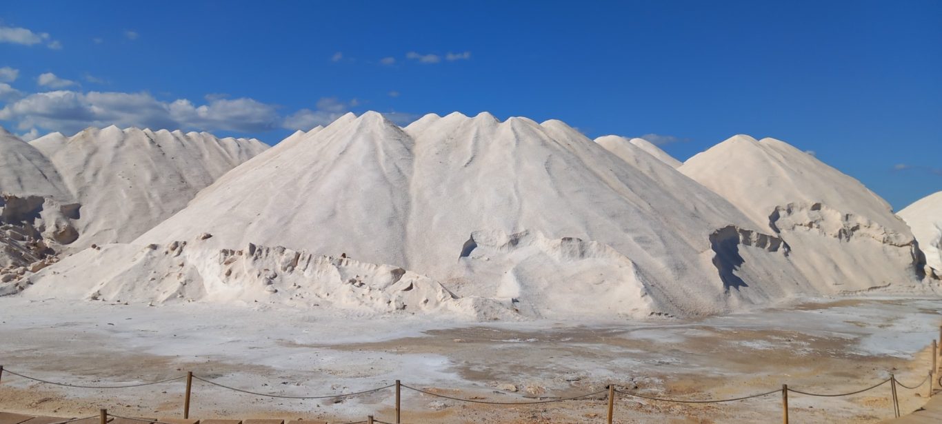 Berge aus Salz in einer Saline bei Es Trenc Weiße Hügel aus Salinensalz