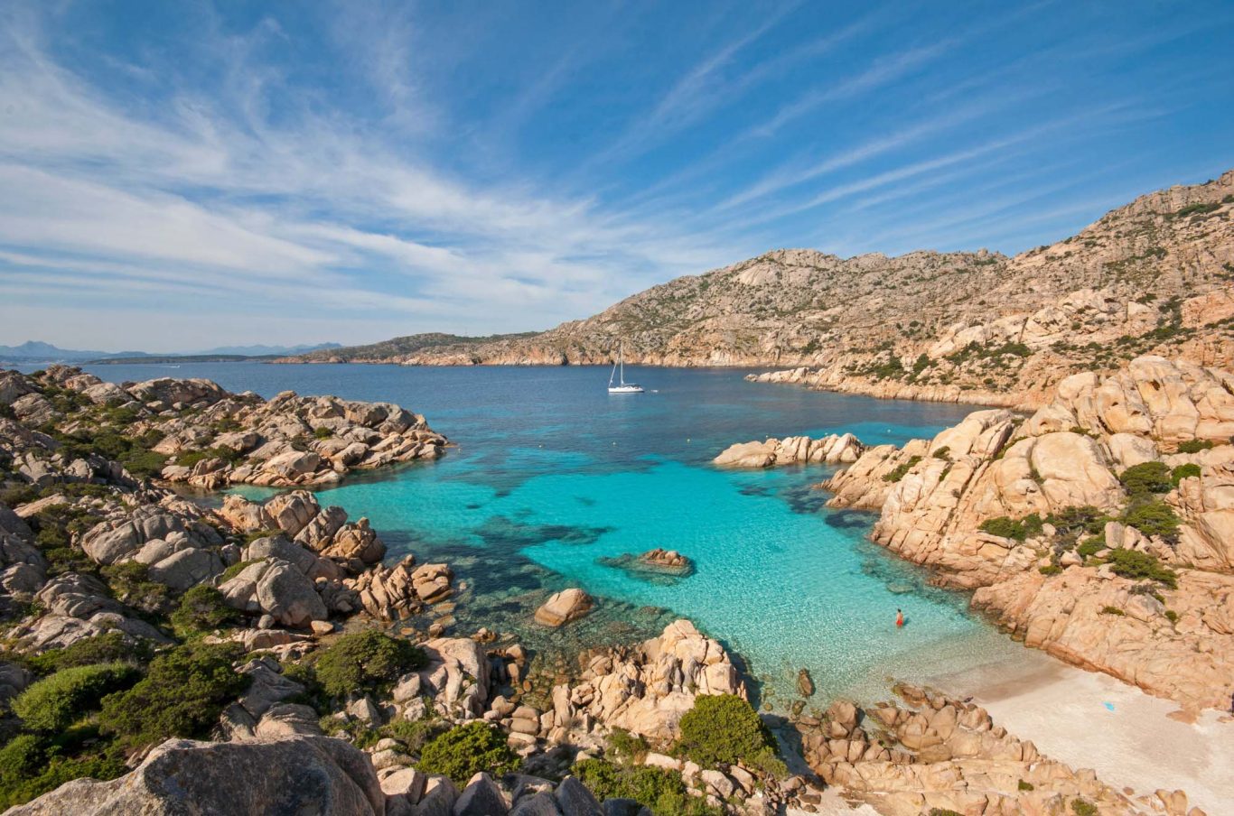 Sardinien - Badebucht Cala Coticcio auf der Insel Caprera Türkisblaues Wasser in der Felsenbucht Cala Coticcio