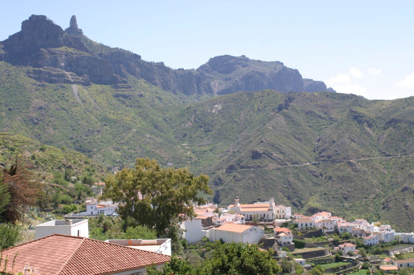 Gran Canaria - Bergort Tejeda vor Gebirgskulisse Weiße Häuser vor dem Gipfelmassiv des Roque Nublo in Tejeda