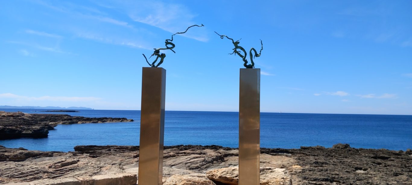 Säulen mit Kunstfiguren an der Küstenpromenade Skulpturen auf Säulen mit Blick auf das Meer