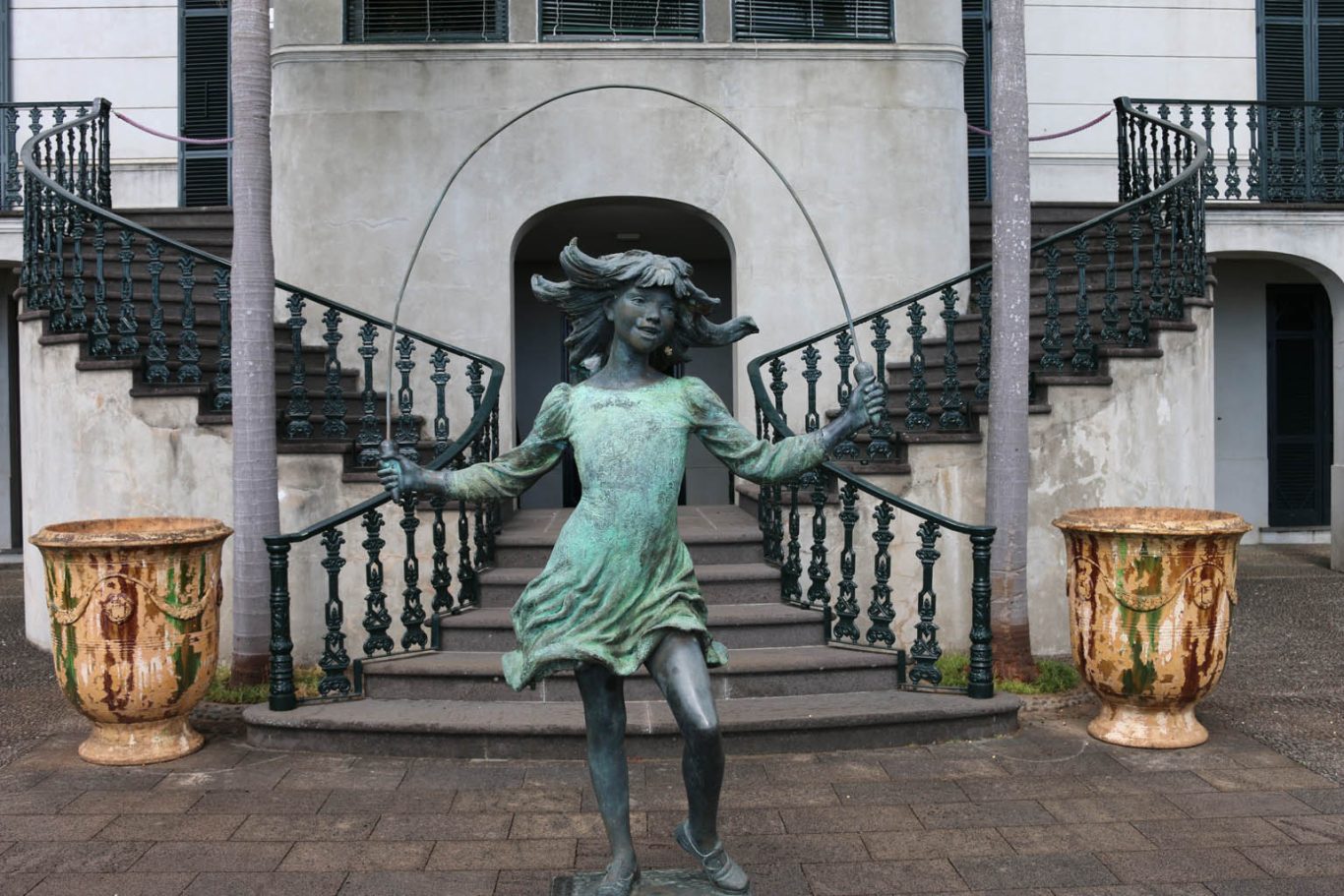 Madeira - Skulptur im Tropical Garden Skulptur Mädchen mit Springseil vor Treppenanlage im Tropical Garden